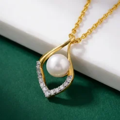Anushka Sharma Gold Centre of Grace Lab Grown Diamond Pendant