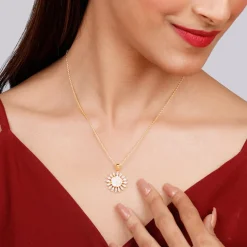 Golden Daisy Affair Pendant with Link Chain