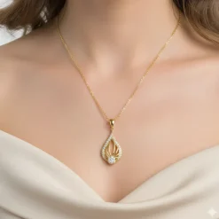 Golden Glint Pendant With Link Chain
