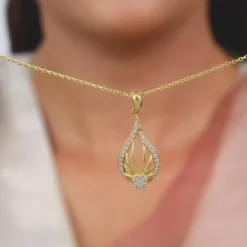 Golden Glint Pendant With Link Chain