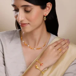 Golden Isis Set of 4
