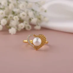 Kriti Sanon Golden Pearl Pulse Heart Ring