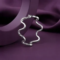 Kriti Sanon Silver Classic Wave Ring