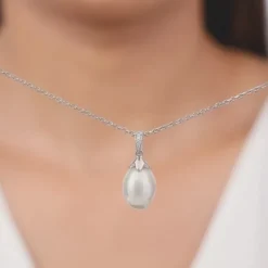 Silver Pearly Hug Pendant with Link Chain