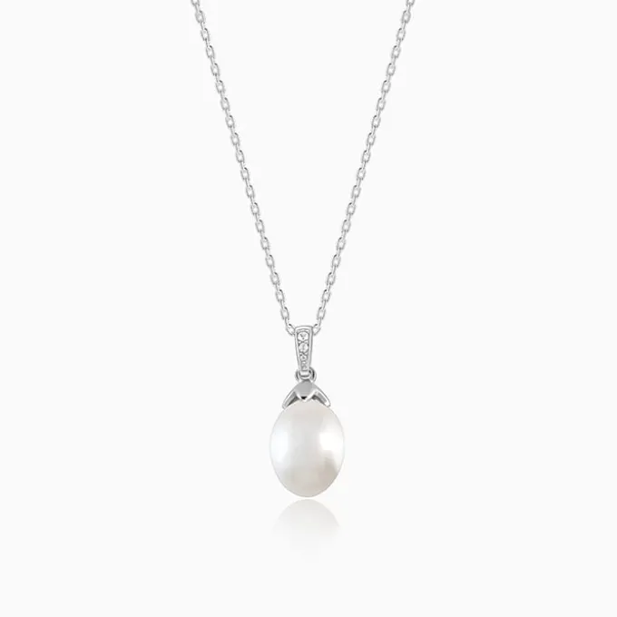 Silver Pearly Hug Pendant with Link Chain