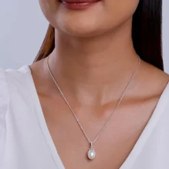 Silver Pearly Hug Pendant with Link Chain