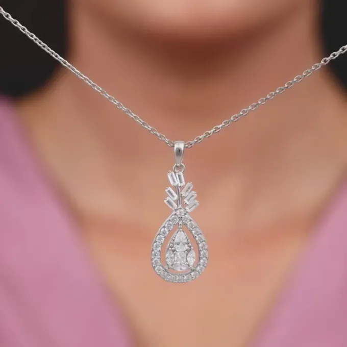 Silver Stark Beauty Pendant With Link Chain