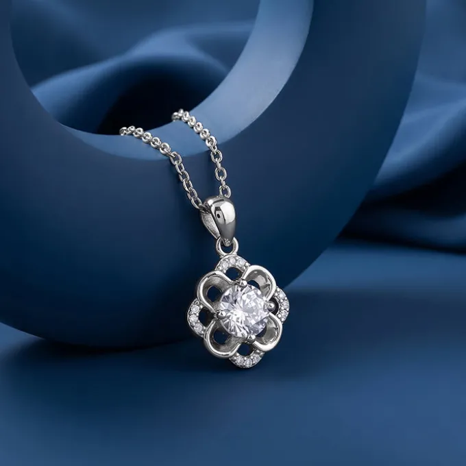 Silver Vibrant Clover Pendant With Link Chain