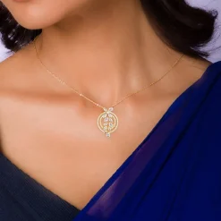 The White Periwinkle Pendant With Link Chain